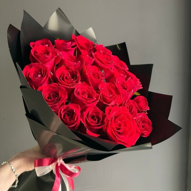 Букет из 25 красных роз в черном оформлении, артикул F1445320 - 10450 рублей, доставка по городу. Flawery - доставка цветов
