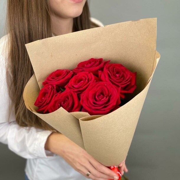Красные розы в крафте 💝, артикул F1463365 - 4825 рублей, доставка по городу. Flawery - доставка цветов