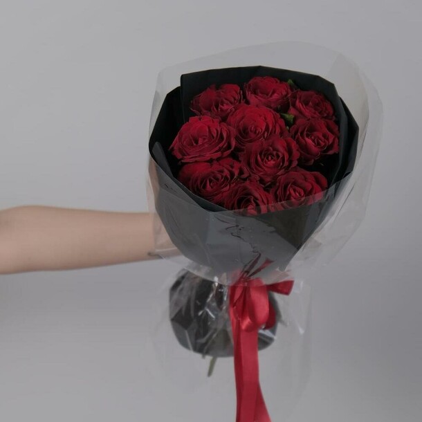 Букет 11 красных роз, артикул F1463369 - 8457 рублей, доставка по городу. Flawery - доставка цветов