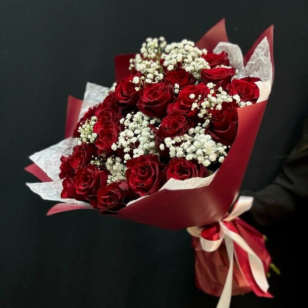 Букет из 25 красных роз и белой гипсофилы, артикул F1476948 - 16334 рублей, доставка по городу. Flawery - доставка цветов
