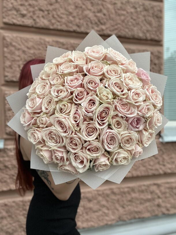 51 роза, артикул F1445652 - 17500 рублей, доставка по городу. Flawery - доставка цветов