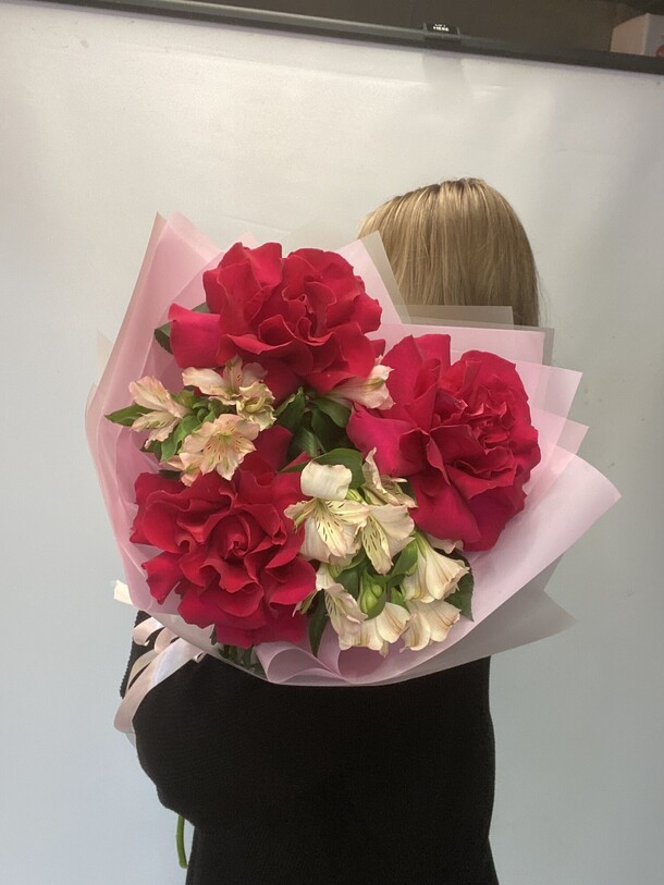 Букет из роз и альстрамерий, артикул F1521269 - 3120 рублей, доставка по городу. Flawery - доставка цветов