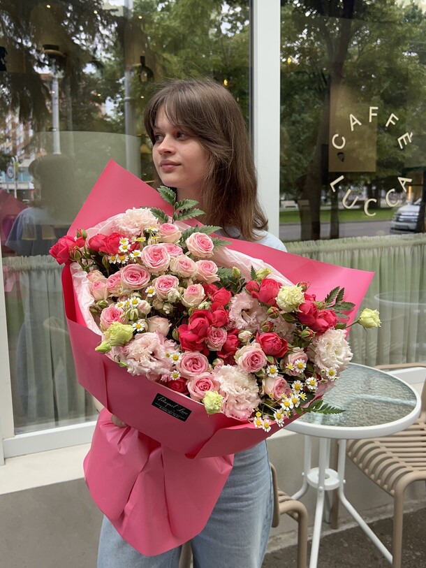 Букет с кустовой розой, артикул F1429742 - 5550 рублей, доставка по городу. Flawery - доставка цветов