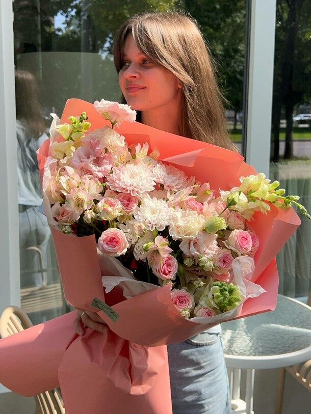 Букет с хризантемой, кустовой розой, львиным зевом и эустомой, артикул F1429743 - 3000 рублей, доставка по городу. Flawery - доставка цветов