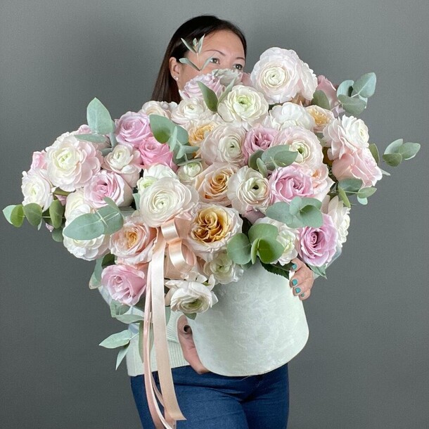 Огромная коробка с ранункулюсами💕, артикул F1147713 - 35000 рублей, доставка по городу. Flawery - доставка цветов