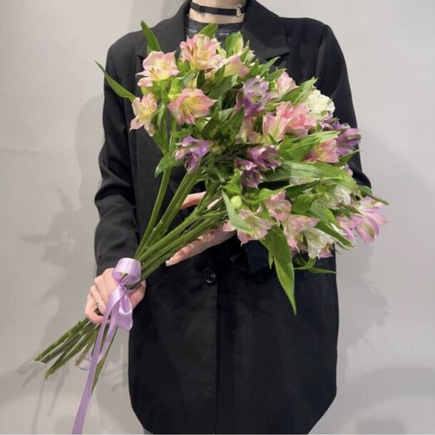 Стойкие и яркие альстромерии, артикул F1407131 - 3130 рублей, доставка по городу. Flawery - доставка цветов