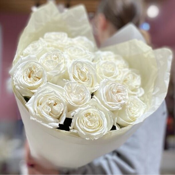 Букет белых пионовидных роз, артикул F1407138 - 8270 рублей, доставка по городу. Flawery - доставка цветов