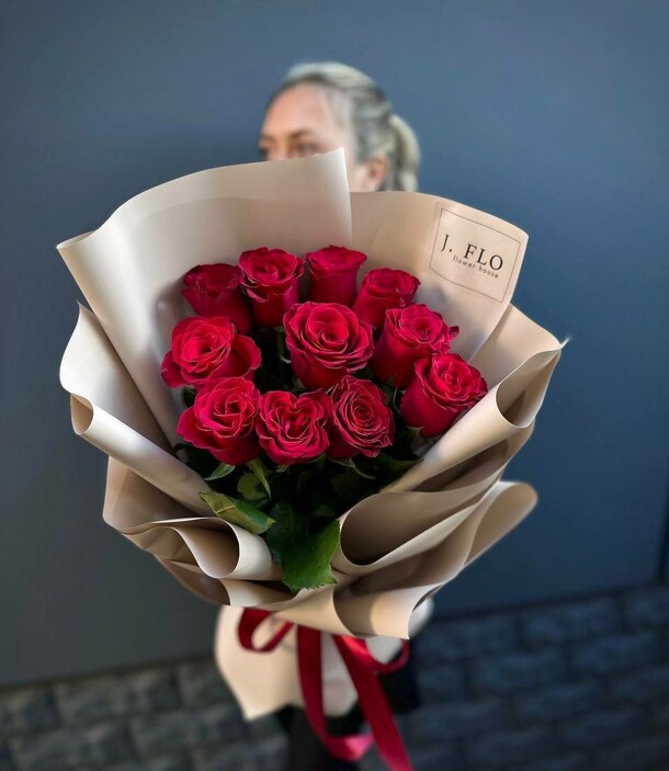 Букет красных роз «naomi», артикул F1404841 - 3500 рублей, доставка по городу. Flawery - доставка цветов