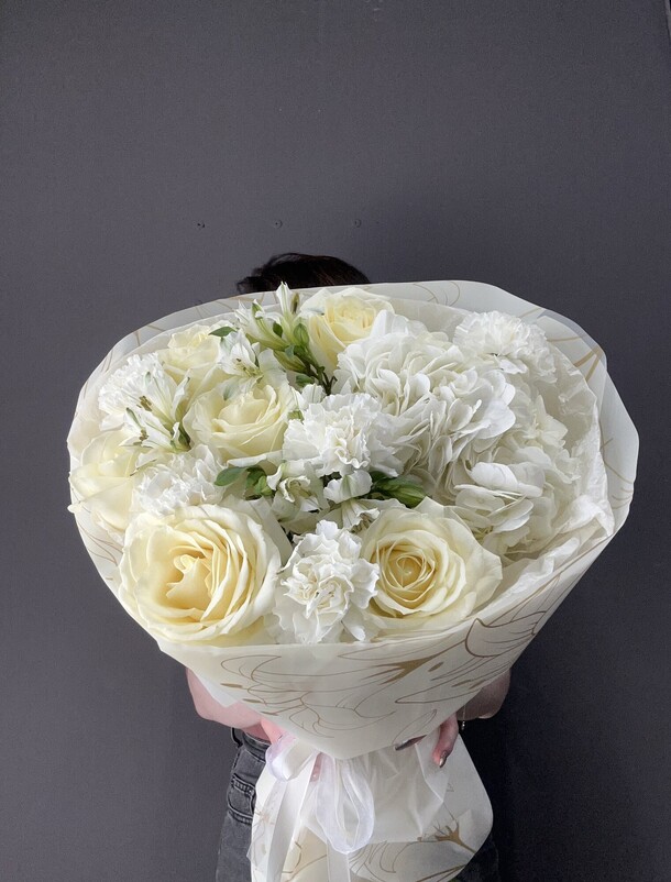 Нежный белый букет с гортензией, артикул F1405404 - 6100 рублей, доставка по городу. Flawery - доставка цветов