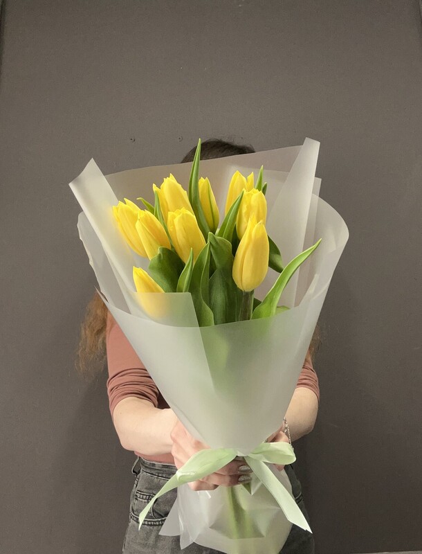 Монобукет из 9 тюльпанов, артикул F1405410 - 3090 рублей, доставка по городу. Flawery - доставка цветов