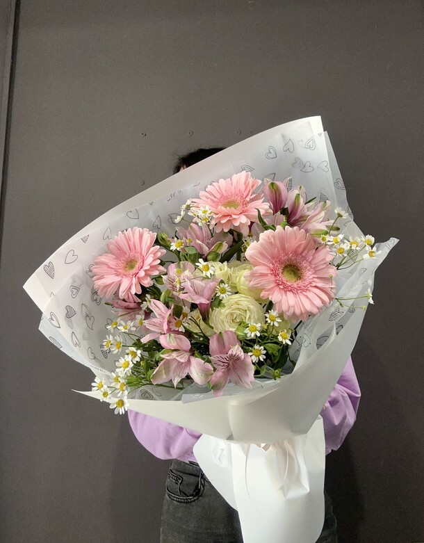 Полевой букет с герберой и ромашкой, артикул F1419598 - 4290 рублей, доставка по городу. Flawery - доставка цветов