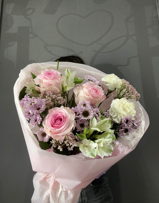 Букет из роз, сантини и альстромерий, артикул F1419614 - 4390 рублей, доставка по городу. Flawery - доставка цветов