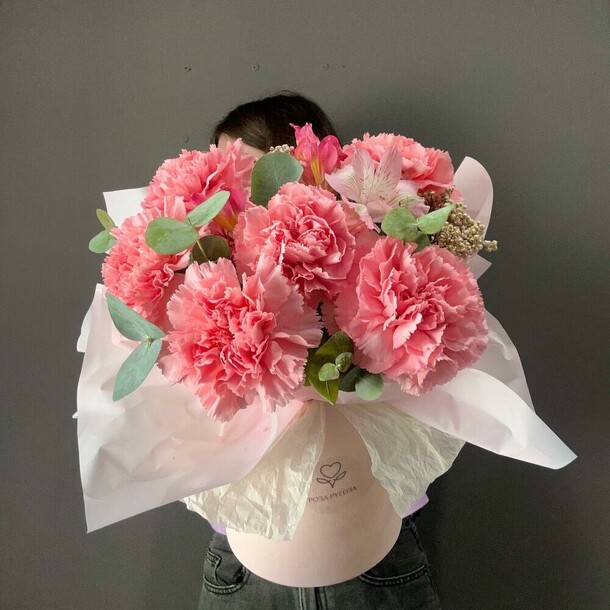 Диантусы и эвкалипт в коробочке, артикул F1474380 - 3290 рублей, доставка по городу. Flawery - доставка цветов