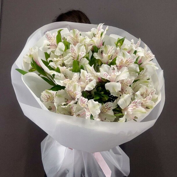 Монобукет из 9 белых альстромерий, артикул F1474467 - 4100 рублей, доставка по городу. Flawery - доставка цветов