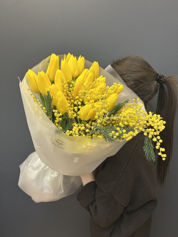 Букет из желтых тюльпанов и мимозы, артикул F1532689 - 7440 рублей, доставка по городу. Flawery - доставка цветов