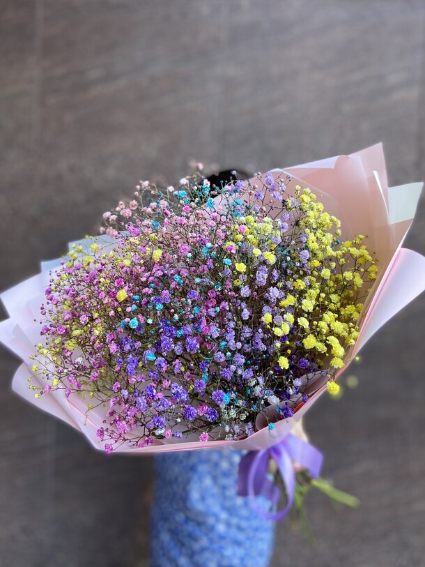 Букет с радужной гипсофилой, артикул F1415258 - 6184 рублей, доставка по городу. Flawery - доставка цветов