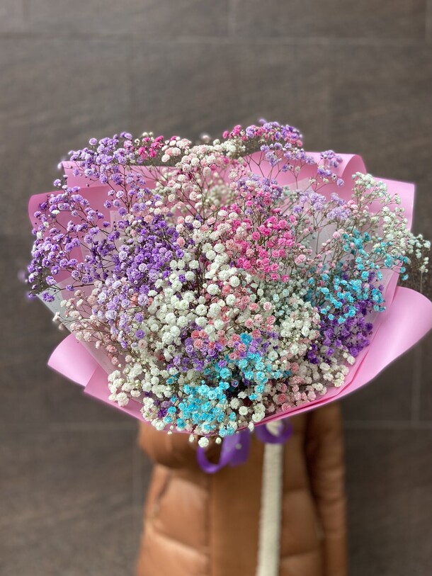 Букет из 11 веток радужной гипсофилы, артикул F1415261 - 9277 рублей, доставка по городу. Flawery - доставка цветов