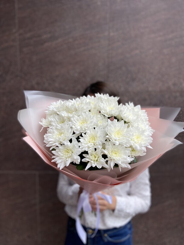 Букет из 5 хризантем в упаковке, артикул F1415267 - 5314 рублей, доставка по городу. Flawery - доставка цветов