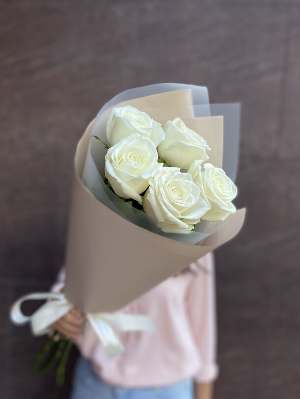 Букет из 5 белых роз с упаковкой, артикул F1415274 - 4510 рублей, доставка по городу. Flawery - доставка цветов