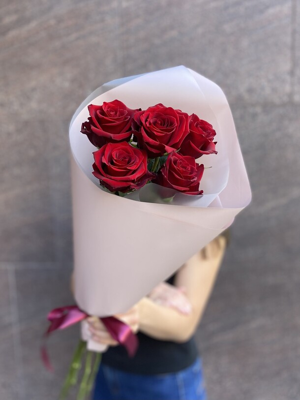 Букет 5 красных роз, артикул F1415295 - 5154 рублей, доставка по городу. Flawery - доставка цветов