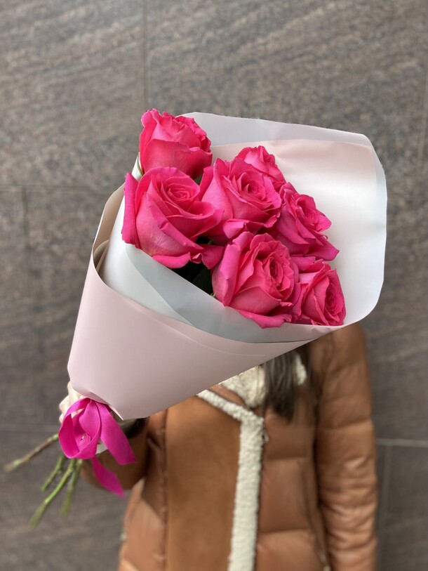 Букет из 7 малиновых роз в упаковке, артикул F1415307 - 6057 рублей, доставка по городу. Flawery - доставка цветов