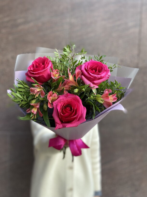 Букет "без слов" (розы, альстромерии, зелень), артикул F1415617 - 5283 рублей, доставка по городу. Flawery - доставка цветов