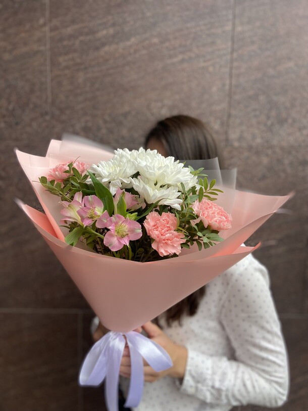 Букет «для неё (хризантема, диантусы, альстромерия), артикул F1415704 - 4027 рублей, доставка по городу. Flawery - доставка цветов