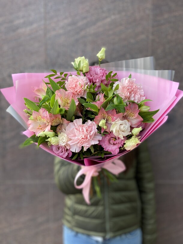 Букет «фламинго» (эустома, диантусы, альстромерия, зелень), артикул F1415714 - 6202 рублей, доставка по городу. Flawery - доставка цветов