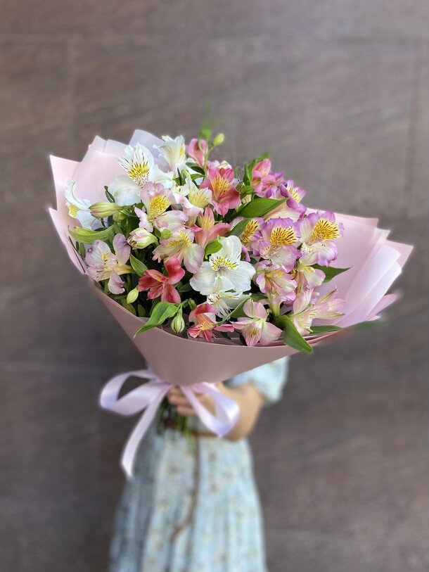 Букет из 9 нежных альстромерий, артикул F1415718 - 6442 рублей, доставка по городу. Flawery - доставка цветов