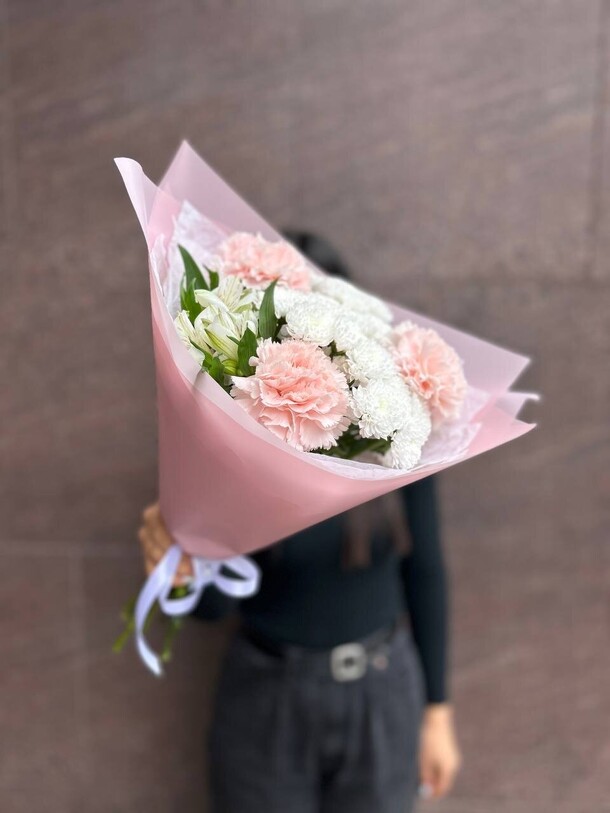 Букет "для классной" (сантини, диантусы, альстромерия), артикул F1459943 - 4913 рублей, доставка по городу. Flawery - доставка цветов