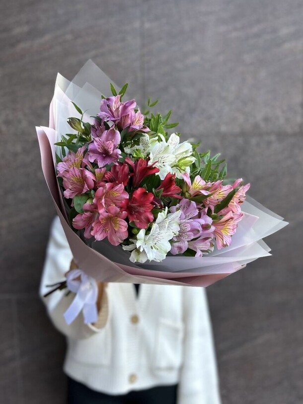 Букет "отличница" (альстромерия микс, зелень), артикул F1459954 - 5073 рублей, доставка по городу. Flawery - доставка цветов