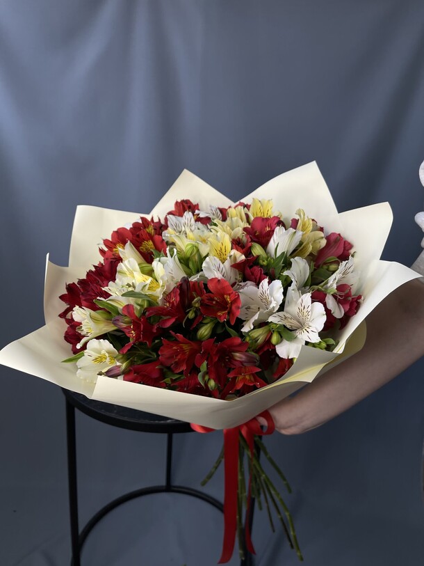 Яркий букет из альстромерии, артикул F1405737 - 4150 рублей, доставка по городу. Flawery - доставка цветов