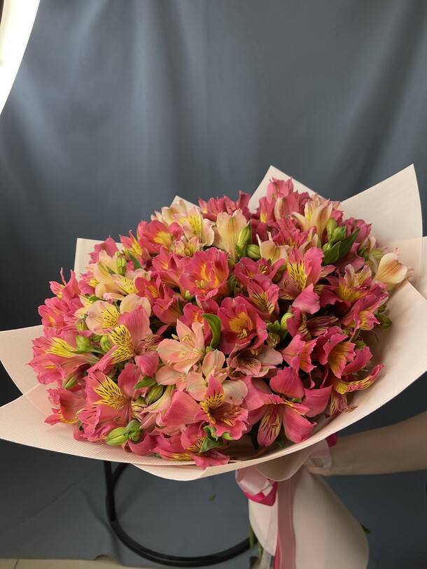 Весенний букет из альстромерии, артикул F1405745 - 6650 рублей, доставка по городу. Flawery - доставка цветов