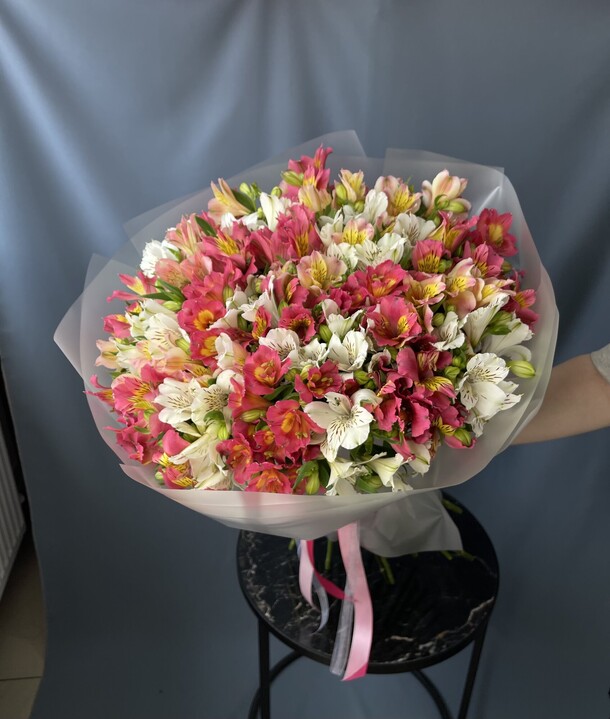 Нежный весенний букет из альстромерии, артикул F1405749 - 8900 рублей, доставка по городу. Flawery - доставка цветов