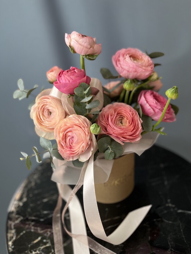 Композиция из ранункулюсов с эвкалиптом, артикул F1417256 - 4100 рублей, доставка по городу. Flawery - доставка цветов