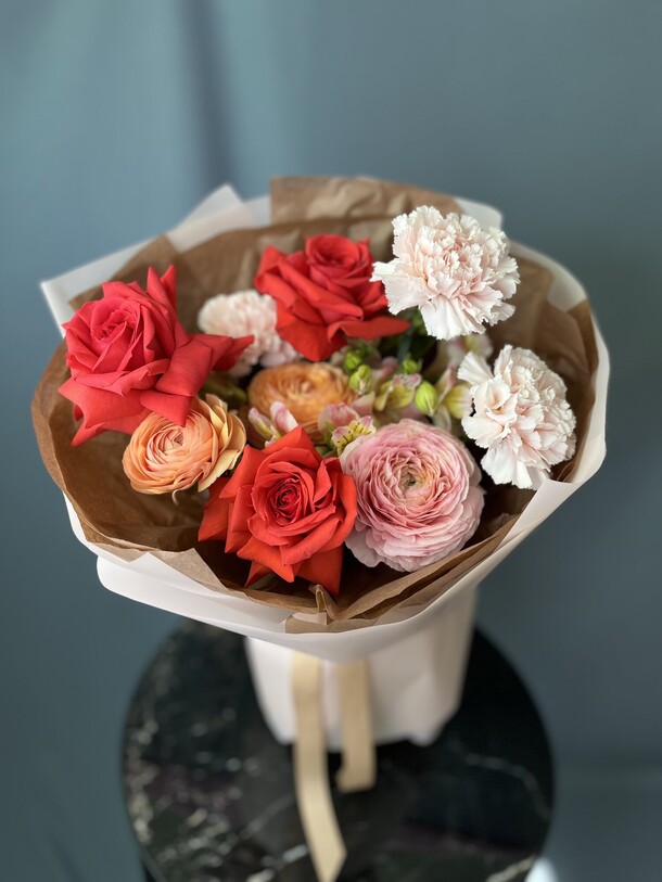 Яркий букет с ранункулюсом, артикул F1417262 - 3500 рублей, доставка по городу. Flawery - доставка цветов