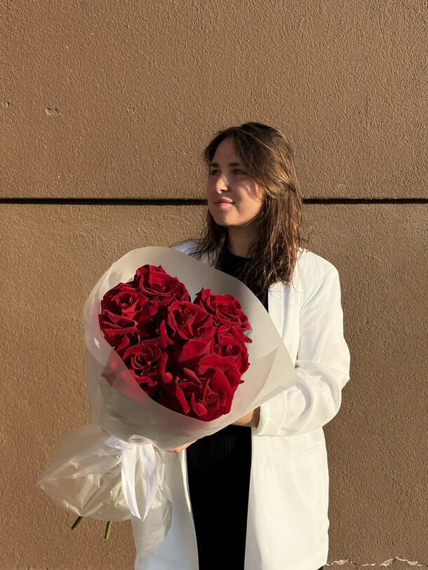 7 французских роз, артикул F1408504 - 3839 рублей, доставка по городу. Flawery - доставка цветов