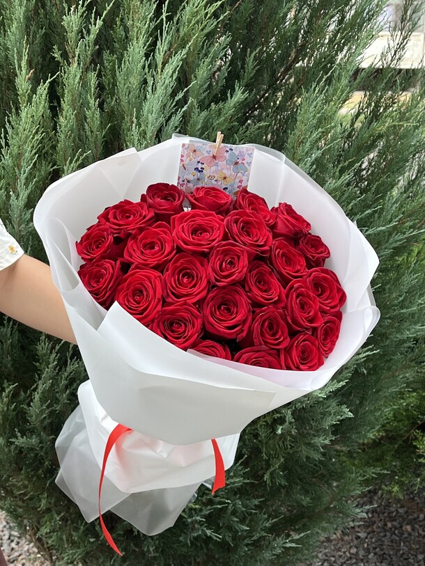 25 красных роз, артикул F1411716 - 5489 рублей, доставка по городу. Flawery - доставка цветов