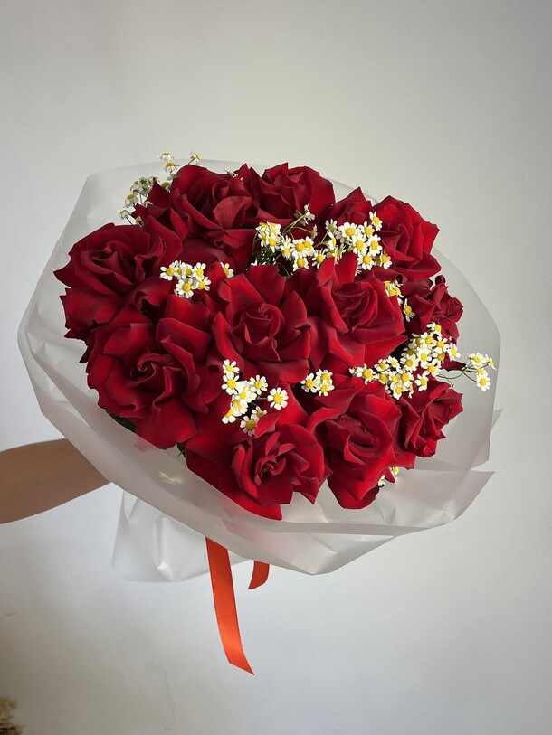 Розы в ромашке, артикул F1446606 - 5489 рублей, доставка по городу. Flawery - доставка цветов