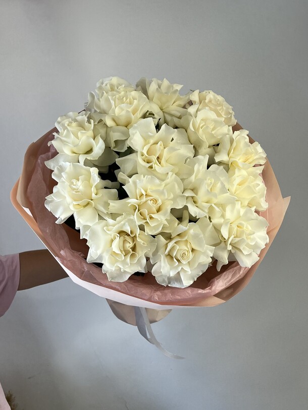 15 роз white, артикул F1446607 - 7689 рублей, доставка по городу. Flawery - доставка цветов