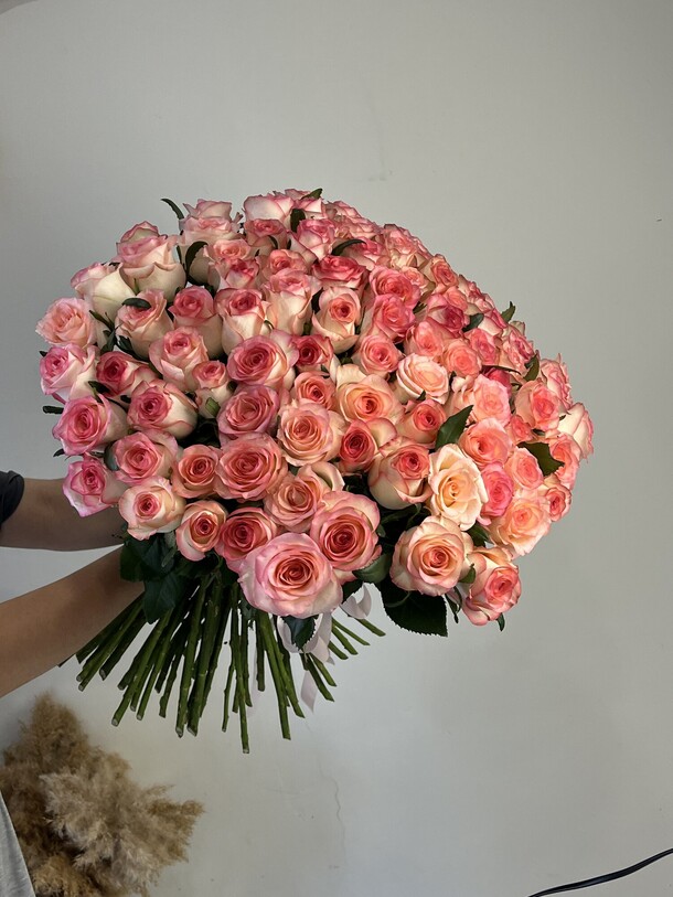 Букет «101 роза джумилия», артикул F1486079 - 21989 рублей, доставка по городу. Flawery - доставка цветов