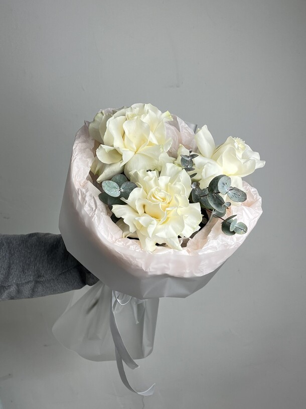 Букет «3 розы с эвкалиптом», артикул F1507192 - 2189 рублей, доставка по городу. Flawery - доставка цветов