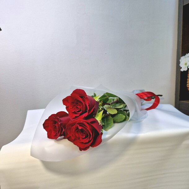 Букет из 3 красных роз, артикул F1457926 - 1227 рублей, доставка по городу. Flawery - доставка цветов