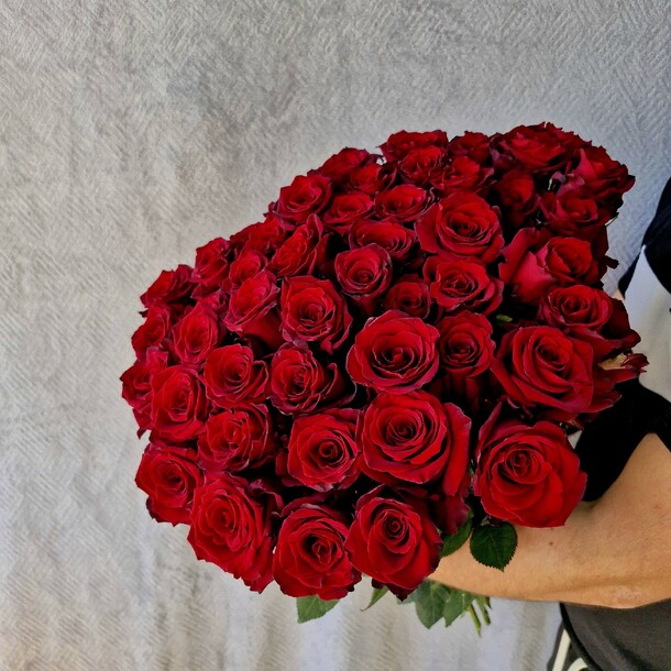 Букет красных роз, артикул F1461004 - 15682 рублей, доставка по городу. Flawery - доставка цветов