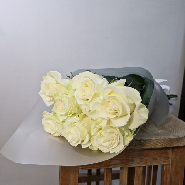 7 белых роз, артикул F1505219 - 2482 рублей, доставка по городу. Flawery - доставка цветов