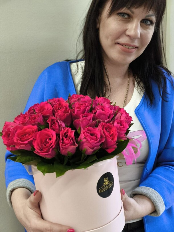 Розы в шляпной коробке, артикул F1409473 - 5500 рублей, доставка по городу. Flawery - доставка цветов