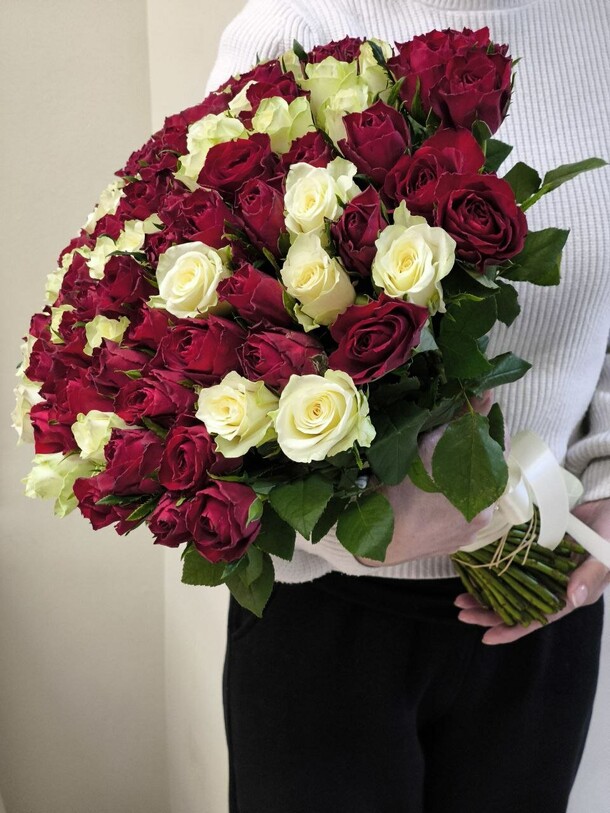 Роза 101 микс кения красно-белая, артикул F1411729 - 11000 рублей, доставка по городу. Flawery - доставка цветов