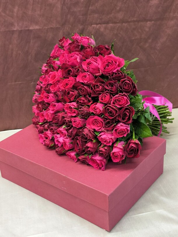 Букет из роз 101, артикул F1412409 - 11000 рублей, доставка по городу. Flawery - доставка цветов