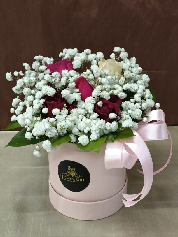 Коробка с розами и гипсофилой., артикул F1412460 - 3100 рублей, доставка по городу. Flawery - доставка цветов