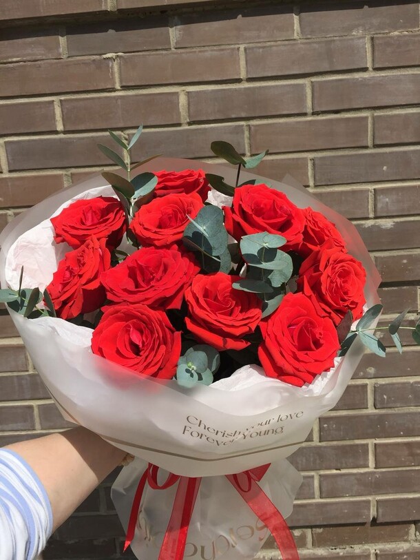 11 роз с эвкалиптом, артикул F1420563 - 5500 рублей, доставка по городу. Flawery - доставка цветов